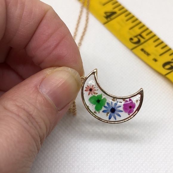Moon Shaped Pressed Flower Necklace with Gift Box - Picture 8 of 10